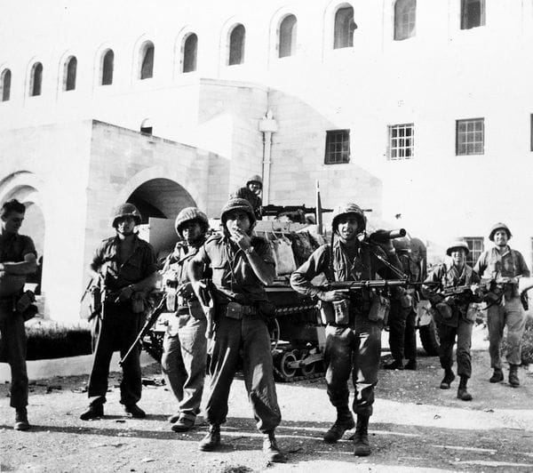 6 de junio de 1967. Tropas israelíes en la casa de Gobierno de la ciudad vieja de Jerusalén luego de tomar la parte de la ciudad que estaba en manos jordanas tras una dura batalla.