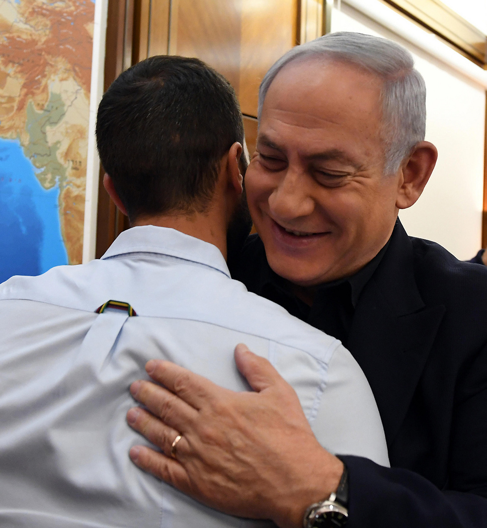 Prime Minister Netanyahu with the Israeli security guard who returned from Jordan (Photo: Haim Zach, GPO)