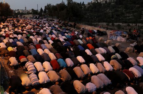 Muslim worshippers outside the Temple Mount (Photo: MCT)