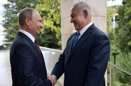 Russian President Vladimir Putin (L) greets Prime Minister Benjamin Netanyahu ahead of their meeting in Sochi on August 23, 2017. (AFP Photo/Sputnik/Alexey Nikolsky)