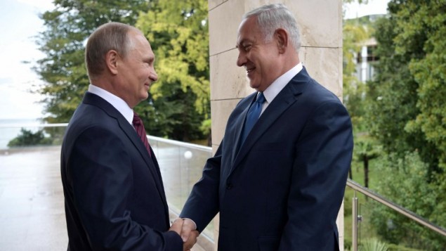 Russian President Vladimir Putin (L) greets Prime Minister Benjamin Netanyahu ahead of their meeting in Sochi on August 23, 2017. (AFP Photo/Sputnik/Alexey Nikolsky)