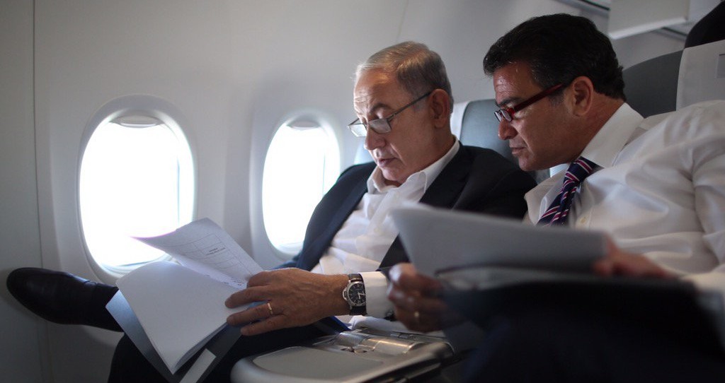 Benjamin Netanyahu y Yossi Cohen examinan documentos en una foto publicada en medios sociales por Netanyahu el 7 de diciembre de 2015, poco después de nombrar a Cohen como el nuevo jefe del Mossad. (PMO / Facebook)