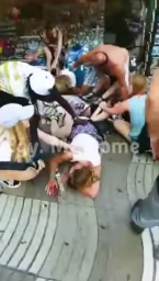 una mujer herida en el atentado de atropello, tendida en el suelo de Las Ramblas de Barcelona (cuenta de YouTube Egy.My Home, 17 de agosto de 2017). 