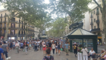 vuelta a la normalidad en Las Ramblas, Barcelona, tras el atentado de atropello (cuenta Twitter Bostjan Cernensek@bcernensek, 19 de agosto de 2017).