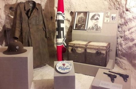 Una de las vitrinas del recién reinaugurado Museo de la Cueva Rommel, que honra «la trayectoria» del militar del Ejército nazi
