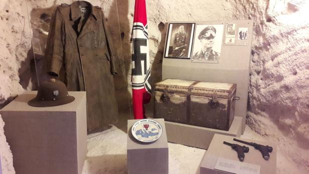 Una de las vitrinas del recién reinaugurado Museo de la Cueva Rommel, que honra «la trayectoria» del militar del Ejército nazi
