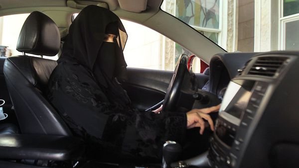 Resultado de imagen de mujeres sauditas manejando autos imagenes
