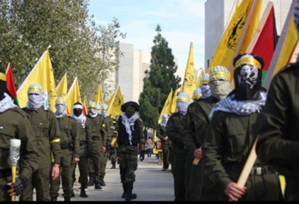 Estudiantes enmascarados en un desfile militar (página Facebook del movimiento estudiantil de Fatah en la Universidad de Birzeit, 3 de enero de 2018).
