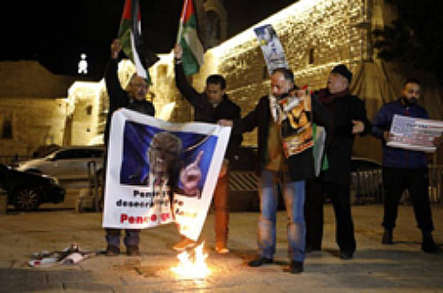 Activistas palestinos en Belén, prendiendo fuego al retrato del vicepresidente de Estados Unidos Mike Pence frente a la Basílica de la Natividad de Belén (cuenta Twitter de PALINFO, 22 de enero de 2018)