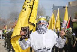 Activistas enmascarados, vestidos con sudarios blancos y ceñidos con cinturones explosivos, sosteniendo un Corán en las manos. (página Facebook del movimiento estudiantil de Fatah en la Universidad de Birzeit, 3 de enero de 2018).