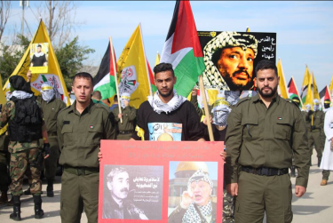 La imagen de Yasser Arafat y, a su lado, la de George Habash, quien fuera el fundador de la organización terrorista "Frente Popular para la Liberación de Palestina", sobre la que se lee: “no hay paz ni convivencia con la entidad sionista” (página Facebook del movimiento estudiantil de Fatah en la Universidad de Birzeit, 3 de enero de 2018).