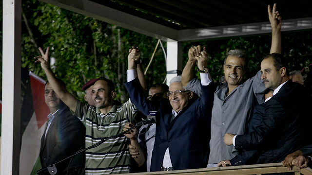 El presidente palestino, Abbas, saluda a los palestinos liberados de las cárceles israelíes como parte de un gesto israelí en agosto de 2013 (Foto: Ohad Zwigenberg)