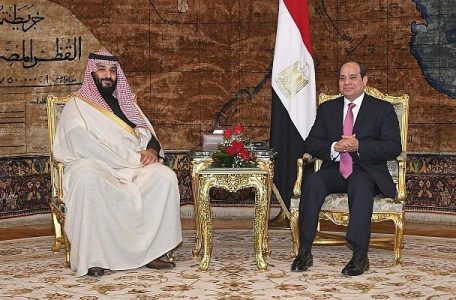 En esta foto del 4 de marzo de 2018, proporcionada por la agencia de noticias estatal de Egipto, MENA, el presidente egipcio Abdel-Fattah el-Sissi, a la derecha, se reÃºne con el prÃ­ncipe heredero saudita Mohammed bin Salman en El Cairo, Egipto.  (Mohammed Samaha / MENA vÃ­a AP)