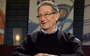 Ron Ben-Yishai habla durante una entrevista con Israeli Educational Television el 2 de abril de 2017. (Captura de pantalla / YouTube)