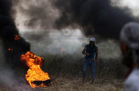 NeumÃ¡ticos quemados en protesta en la frontera de Gaza (Foto: Reuters)