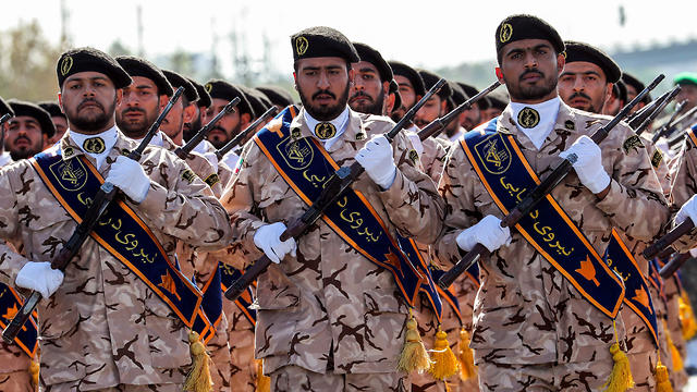 Guardias revolucionarios iraníes (Foto: AFP)